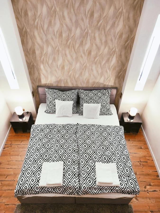 Square 16 Apartman - Absolutely Central Location With Self Check In Сомбатели Екстериор снимка