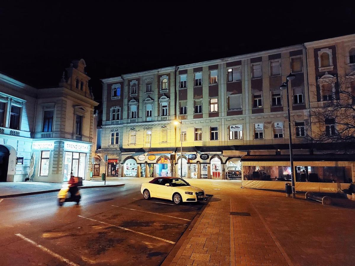 Square 16 Apartman - Absolutely Central Location With Self Check In Сомбатели Екстериор снимка