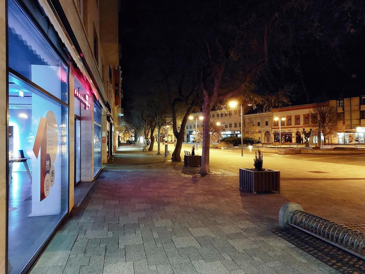 Square 16 Apartman - Absolutely Central Location With Self Check In Сомбатели Екстериор снимка