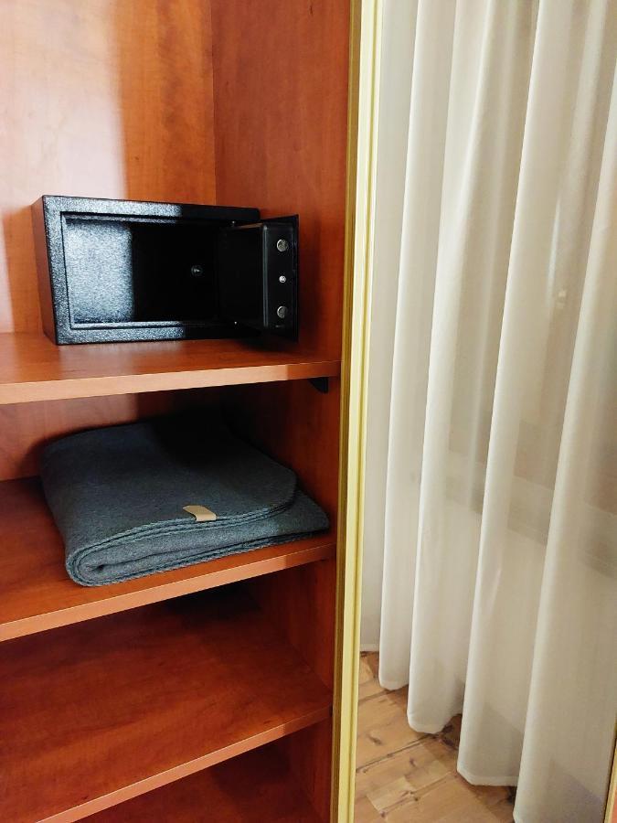 Square 16 Apartman - Absolutely Central Location With Self Check In Сомбатели Екстериор снимка