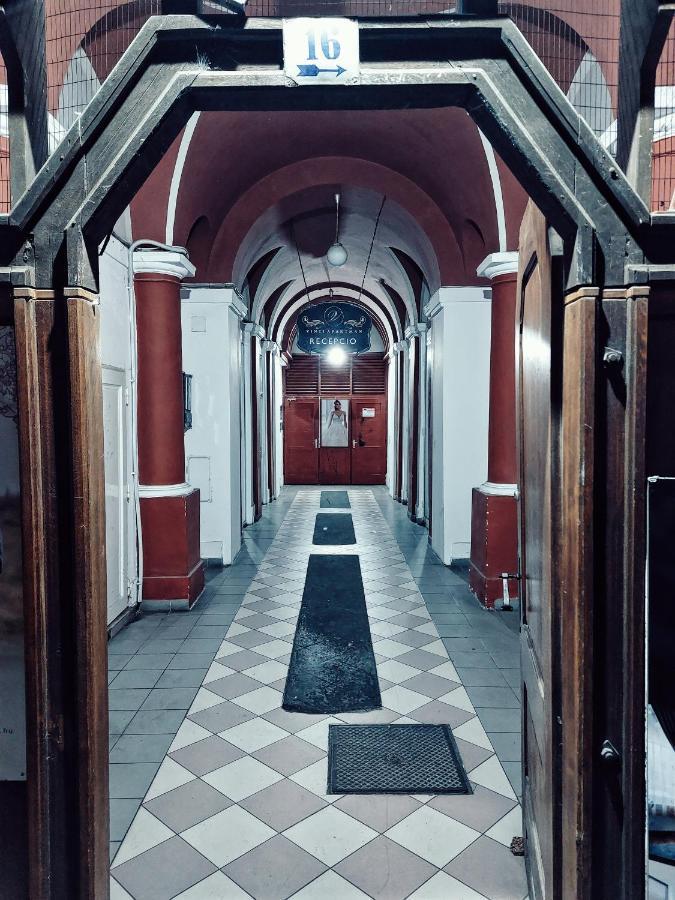 Square 16 Apartman - Absolutely Central Location With Self Check In Сомбатели Екстериор снимка