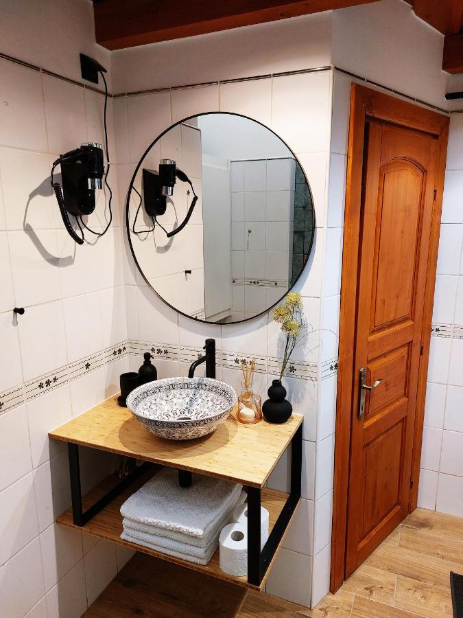 Square 16 Apartman - Absolutely Central Location With Self Check In Сомбатели Екстериор снимка