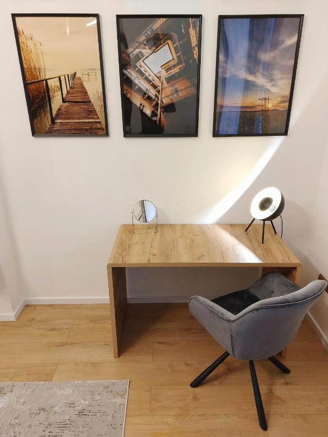 Square 16 Apartman - Absolutely Central Location With Self Check In Сомбатели Екстериор снимка