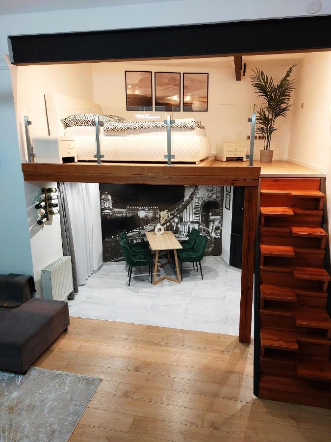 Square 16 Apartman - Absolutely Central Location With Self Check In Сомбатели Екстериор снимка
