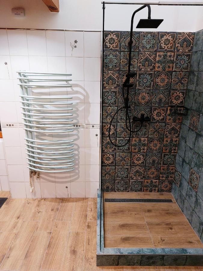 Square 16 Apartman - Absolutely Central Location With Self Check In Сомбатели Екстериор снимка