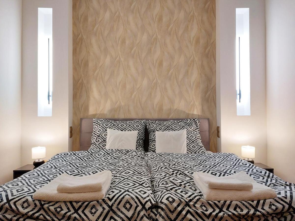 Square 16 Apartman - Absolutely Central Location With Self Check In Сомбатели Екстериор снимка