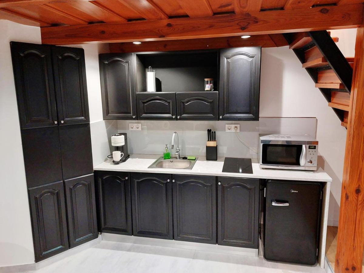 Square 16 Apartman - Absolutely Central Location With Self Check In Сомбатели Екстериор снимка