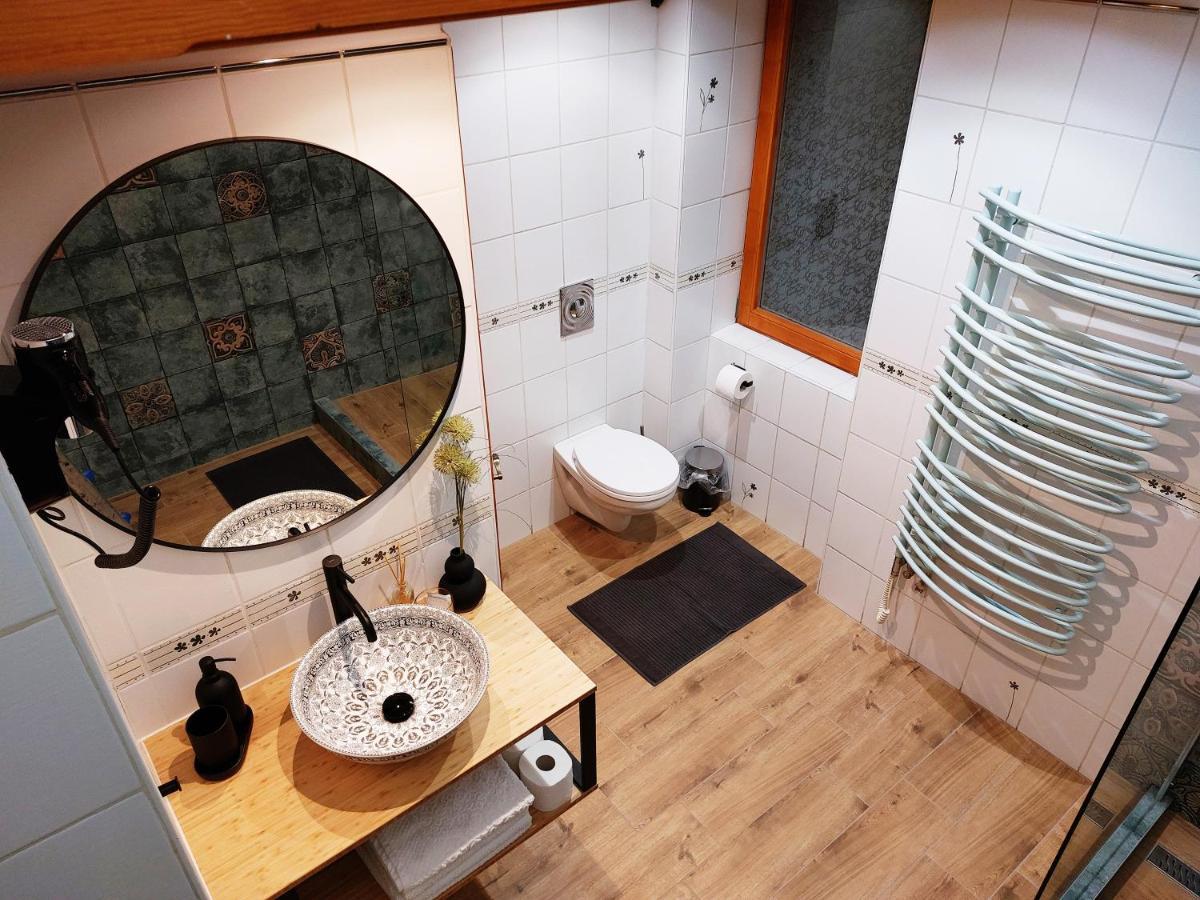 Square 16 Apartman - Absolutely Central Location With Self Check In Сомбатели Екстериор снимка