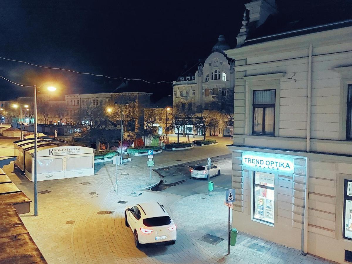 Square 16 Apartman - Absolutely Central Location With Self Check In Сомбатели Екстериор снимка