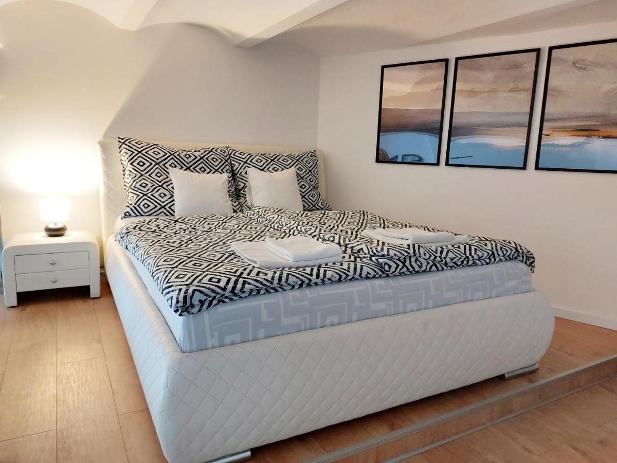 Square 16 Apartman - Absolutely Central Location With Self Check In Сомбатели Екстериор снимка