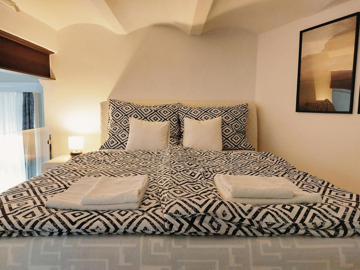 Square 16 Apartman - Absolutely Central Location With Self Check In Сомбатели Екстериор снимка