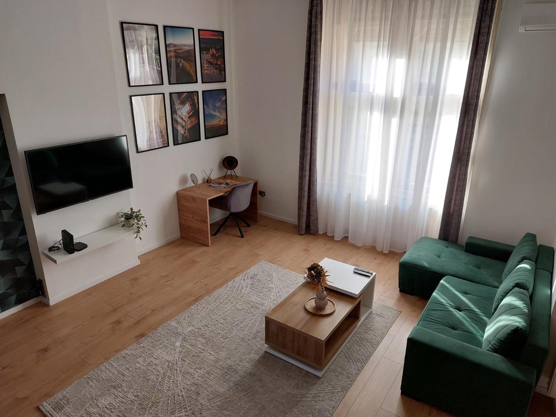 Square 16 Apartman - Absolutely Central Location With Self Check In Сомбатели Екстериор снимка