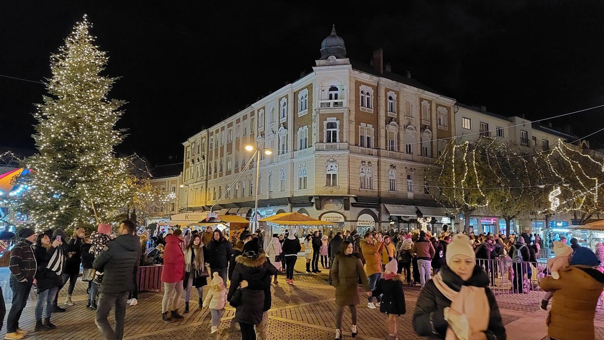 Square 16 Apartman - Absolutely Central Location With Self Check In Сомбатели Екстериор снимка