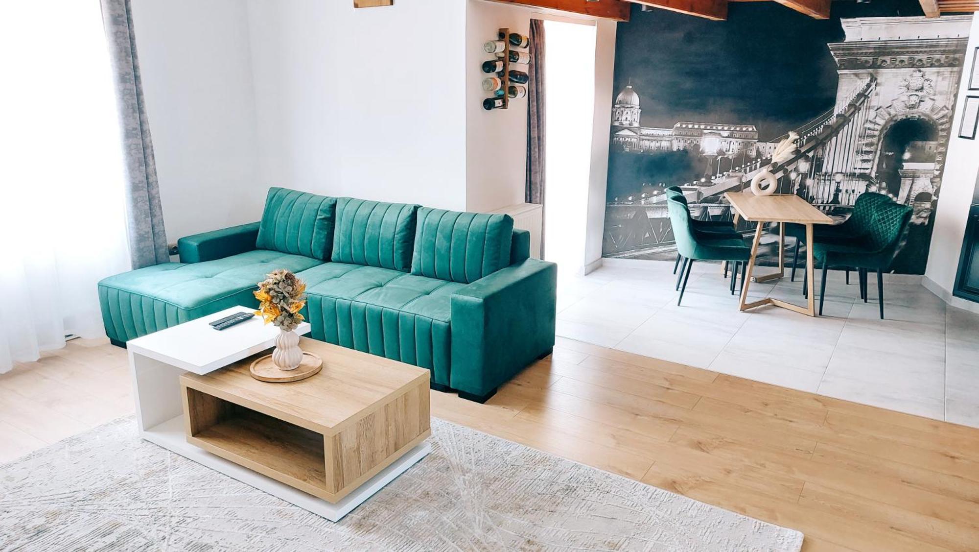 Square 16 Apartman - Absolutely Central Location With Self Check In Сомбатели Екстериор снимка